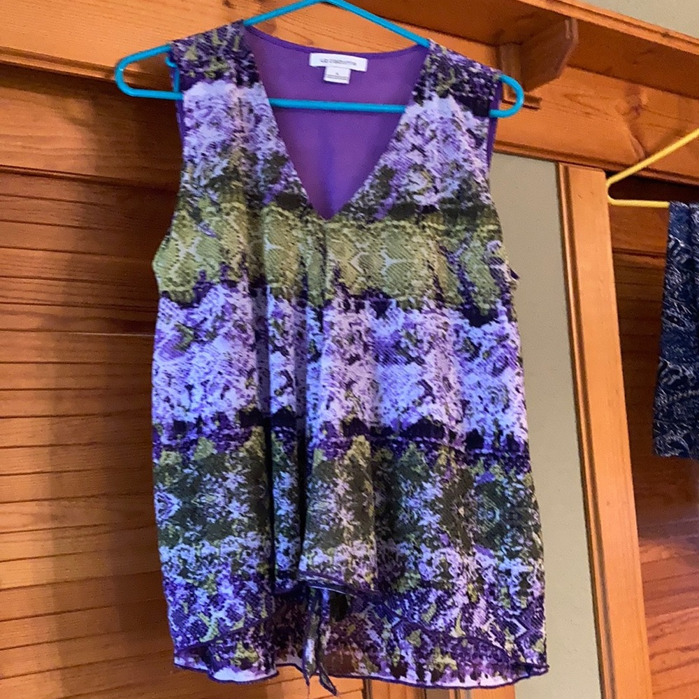 Sleeveless Liz Claiborne top in size large.